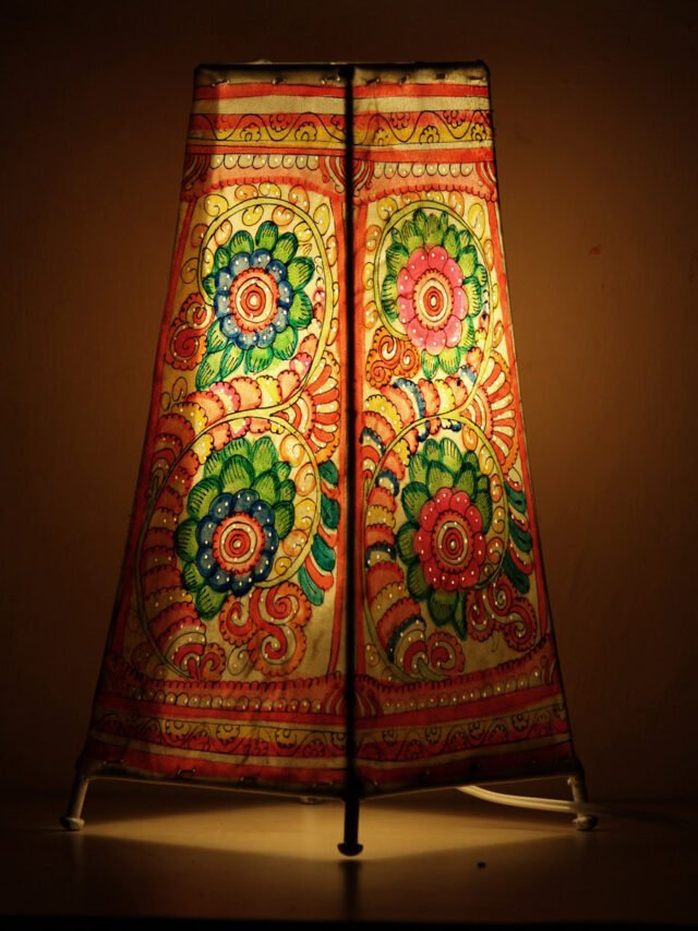 Square-flower-design-tholu-bommalata-table-lamp