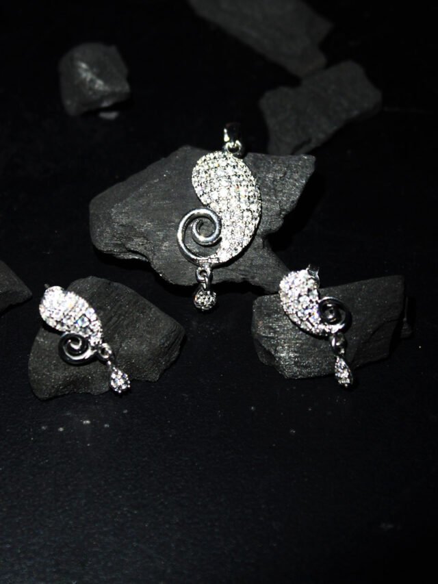 conch-shape silver and zircon earrings pendant set