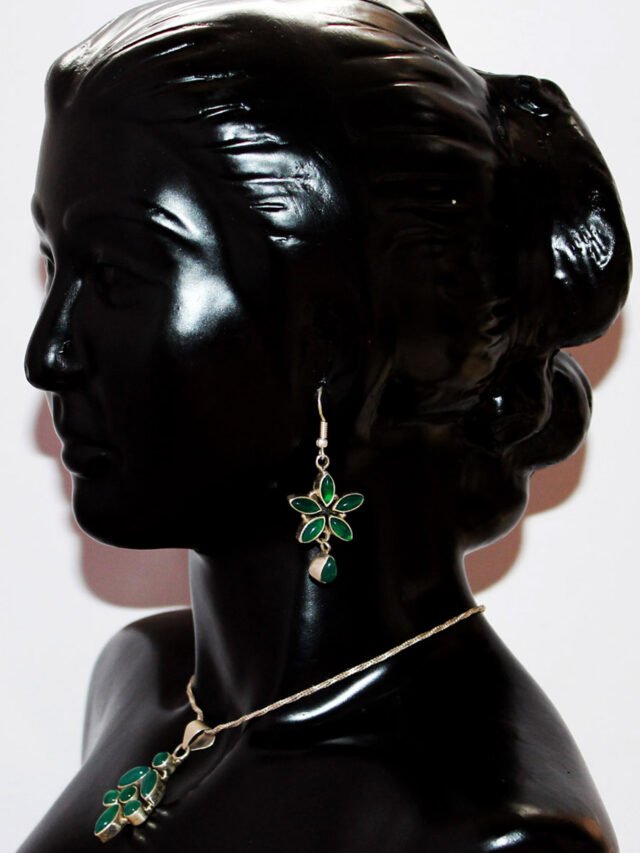 jade-fitted-silver-pendant-set
