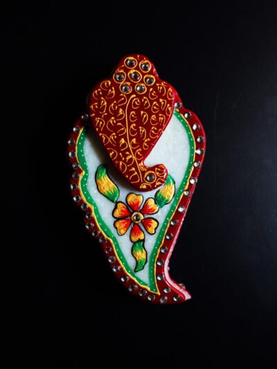 paisley-shaped,-handmade-marble-chopra