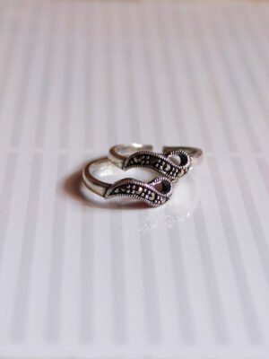 trendy-silver toe-rings