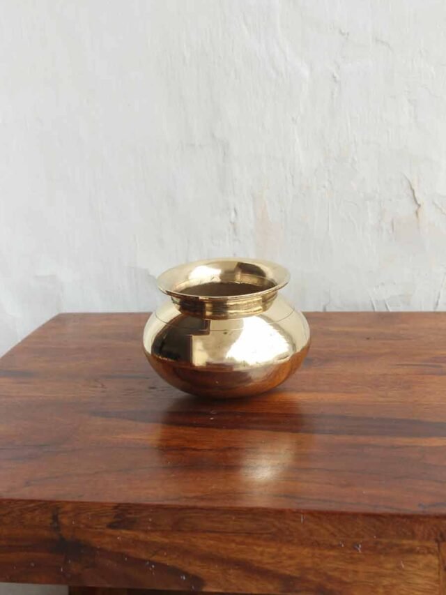 small-metallic-cooking-pot