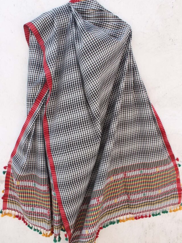 white-and-black-chequered-bhujodi-cotton-dupatta