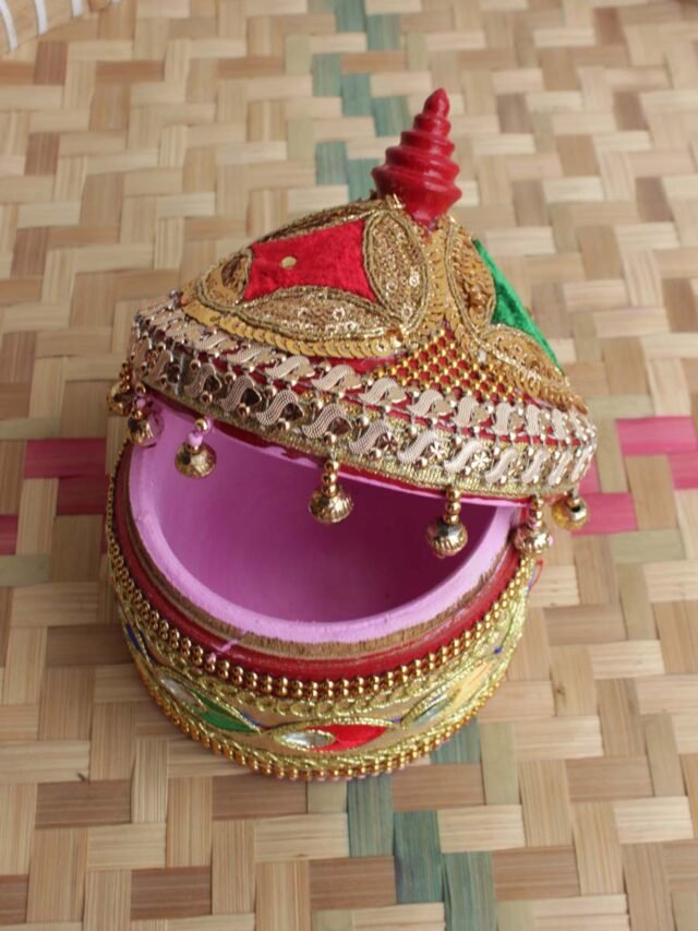 Lacework-medium-wooden-Sindur-dani