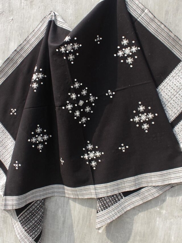 Black-and-White-choumak-Bhujodi-woolen-shawl at Shilphaat.com