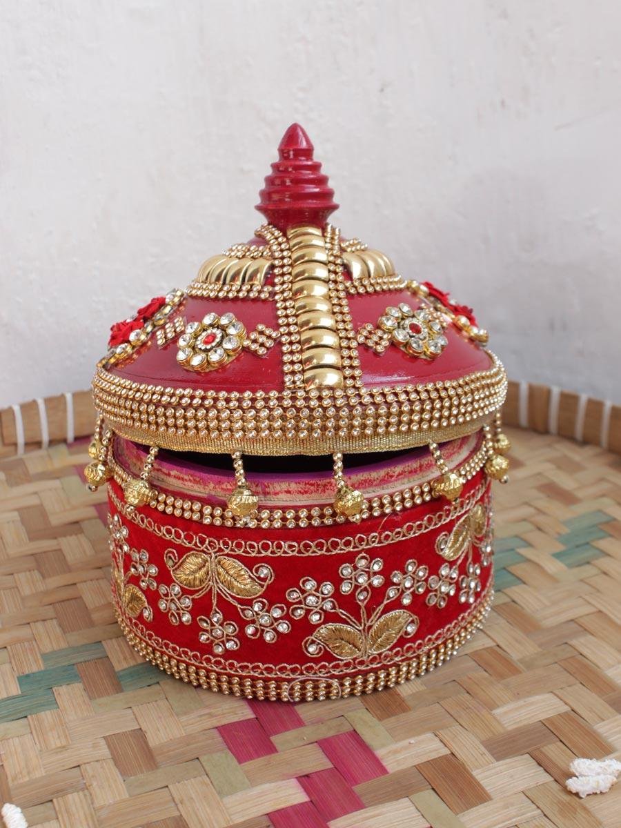 Red-Roses-and-zari-lace-wooden-wedding-Sinhora Red-Roses-and-zari-lace-wooden-wedding-Sinhora at Shilphaat.com