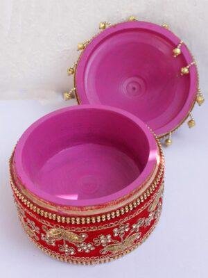 Red-roses-and-zari-lace-wooden-marriage-Sinhora at Shilphaat