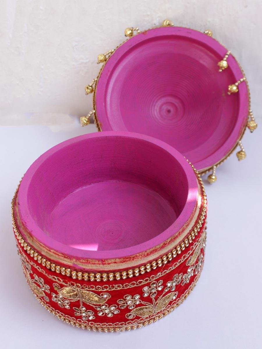 Red-roses-and-zari-lace-wooden-marriage-Sinhora Red-roses-and-zari-lace-wooden-marriage-Sinhora at Shilphaat