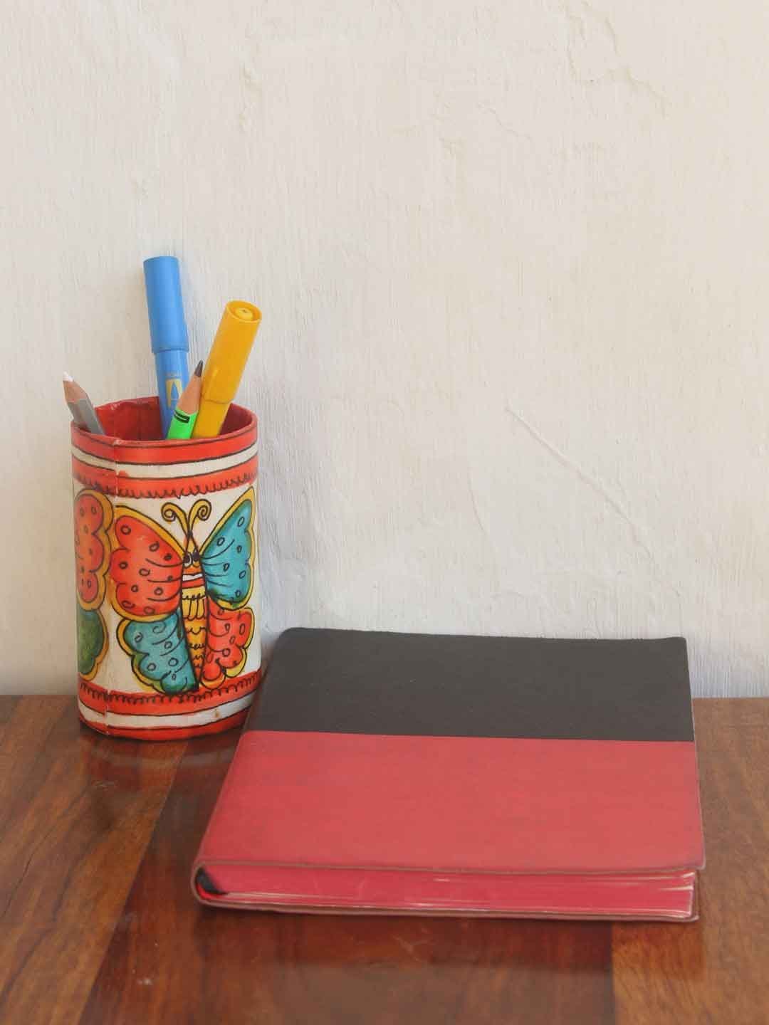 Butterfly-painted-tholu-bommlata-Pen-holder.jpg Butterfly, Tholu Bommalata Pen Holder - Image 1