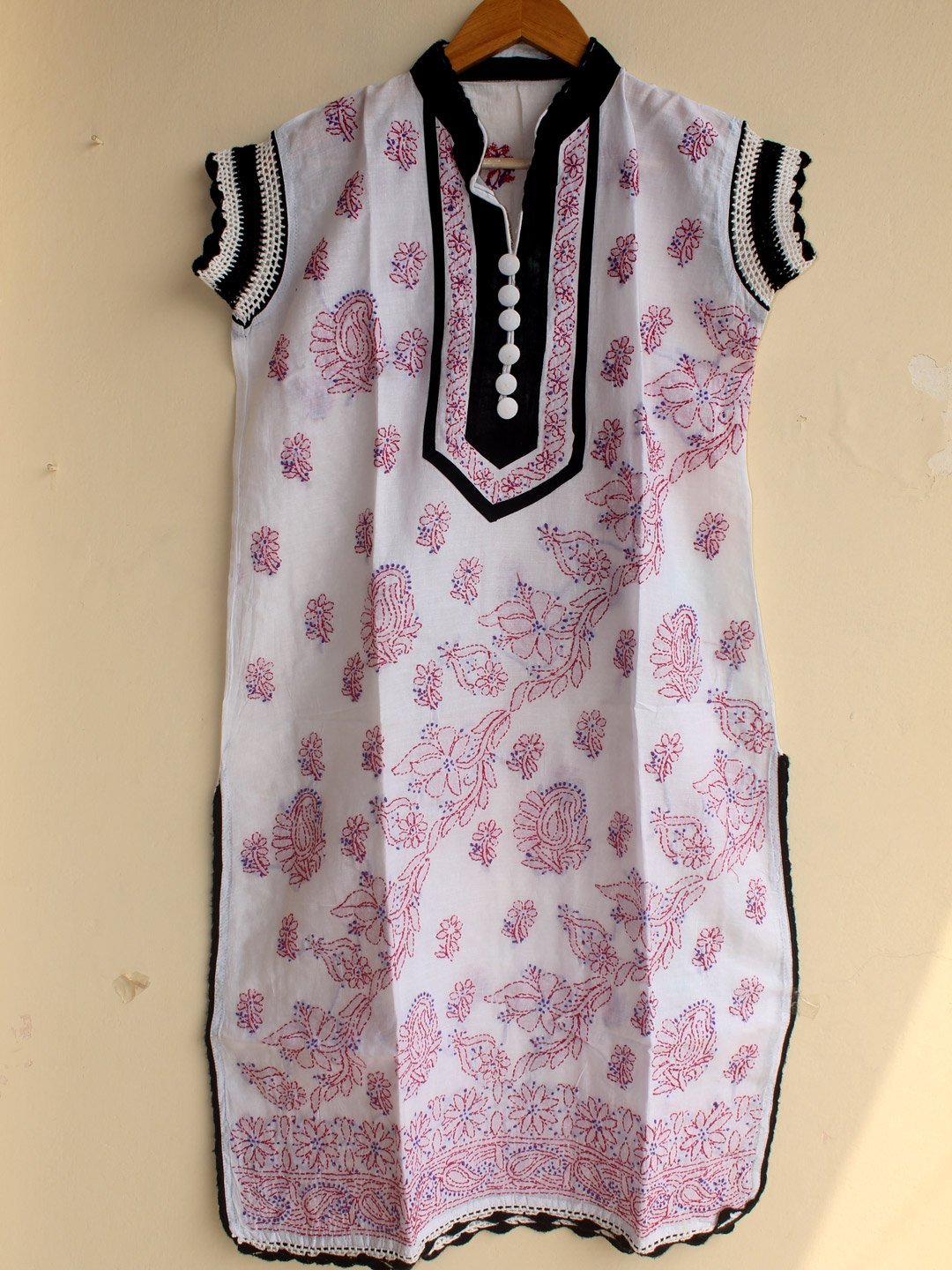 Chikankari-and-crochet-white-cotton-kurta.jpg White cotton Chikankari ladies kurti - Image 1
