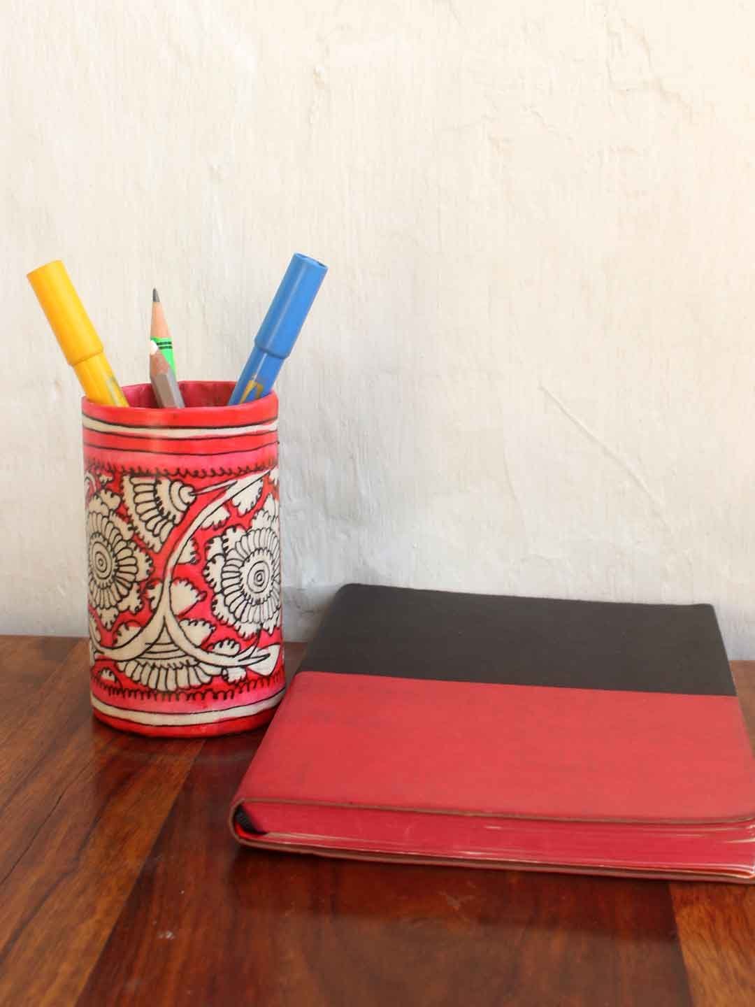 Dark-pink-tholu-bommalata-pen-stand.jpg Dark-Pink Tholu bommalata Pen holder - Image 1