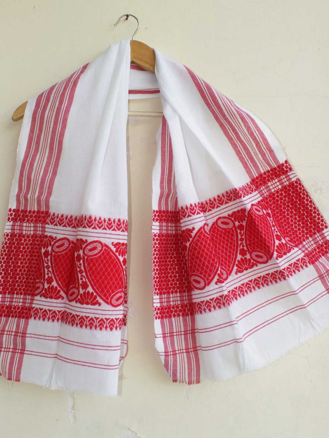 Dholak-motif-red-and-white-assamese-gamocha.jpg Dholak motif Red and white Assamese gamosa - Image 1