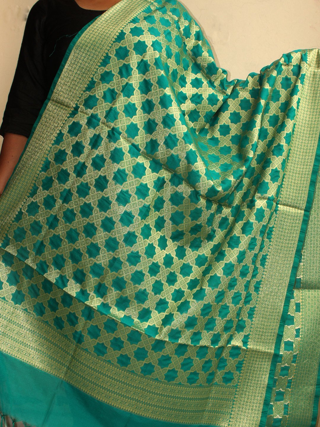 Green-banarasi-dupatta-1.jpg Emerald Green Banarasi Dupatta - Image 1