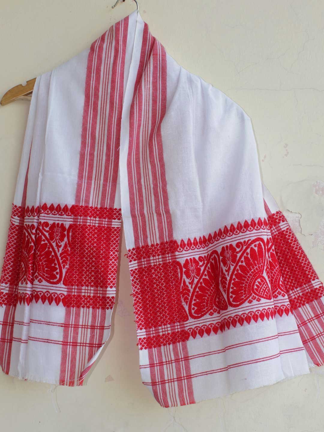 Jaapi-motif-cotton-assamese-gamosa.jpg Red Jaapi motif , White Assamese Gamosa - Image 1