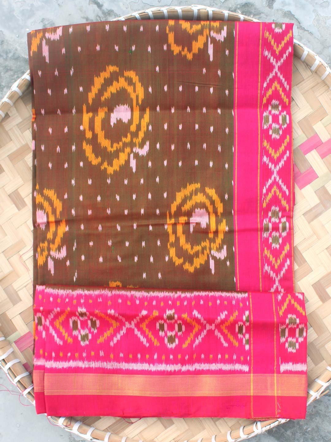 Mehndi-Green-and-Pink-pure-silk-patan-patola-dupatta.jpg Mehndi-Green and Pink Patola silk Dupatta - Image 1