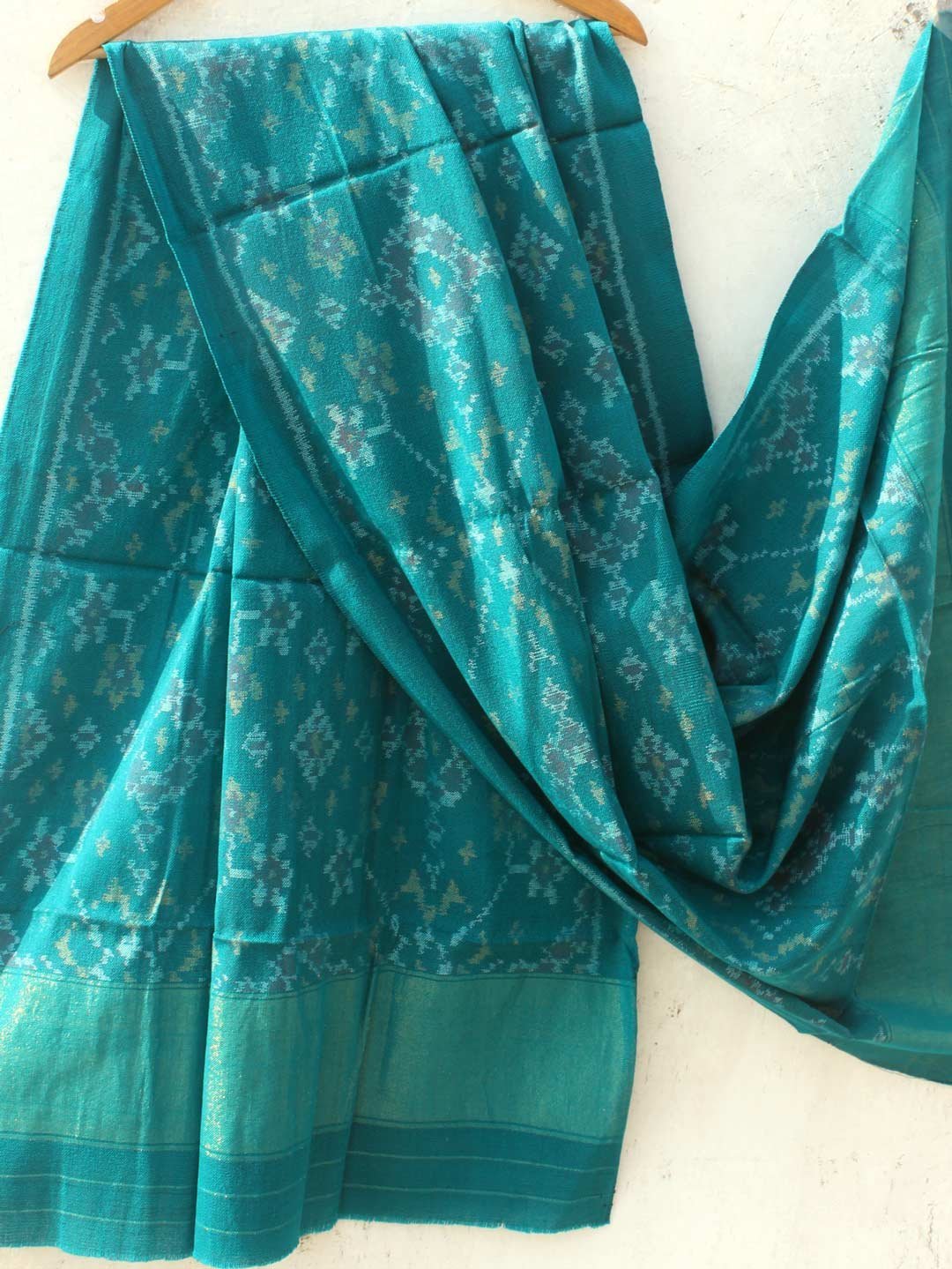 Peacock-green-Patan-Patola-Handwoven-woolen-Shawl.jpg Peacock-Green Patola woolen shawl - Image 1