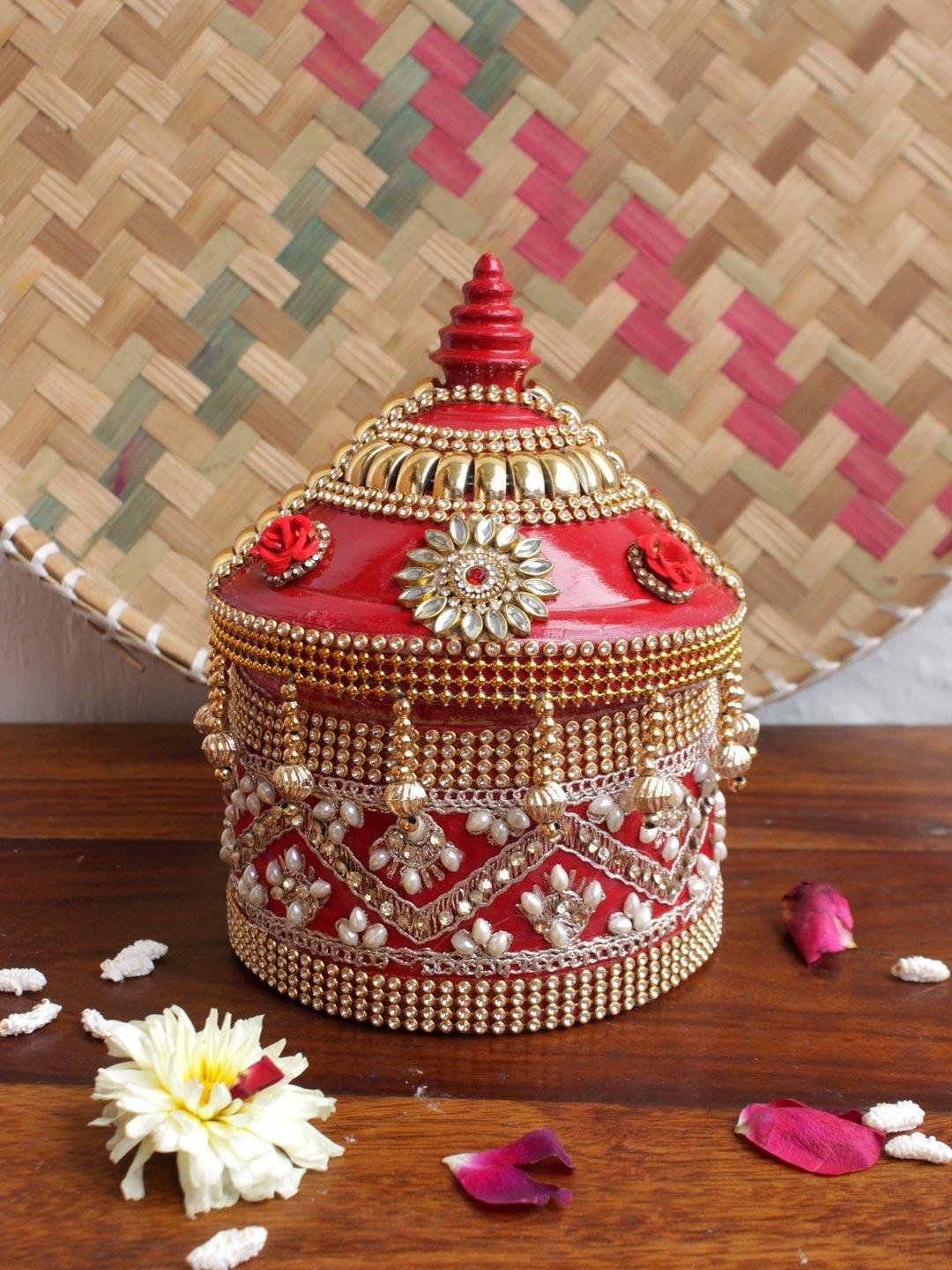 Roses-Kundan-and-Beads-small-medium-Sindoor-box.jpg Roses, Kundan and Beads small-medium Sinhora - Image 1