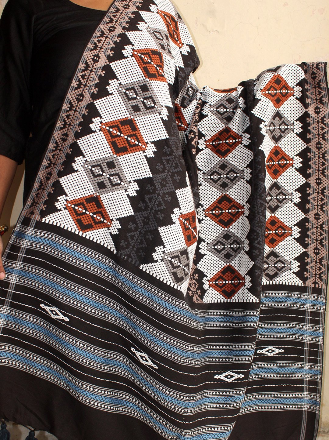 black-and-white-loom-woven-cotton-shawls.jpg Black and white Loom woven poly-cotton Shawl - Image 1