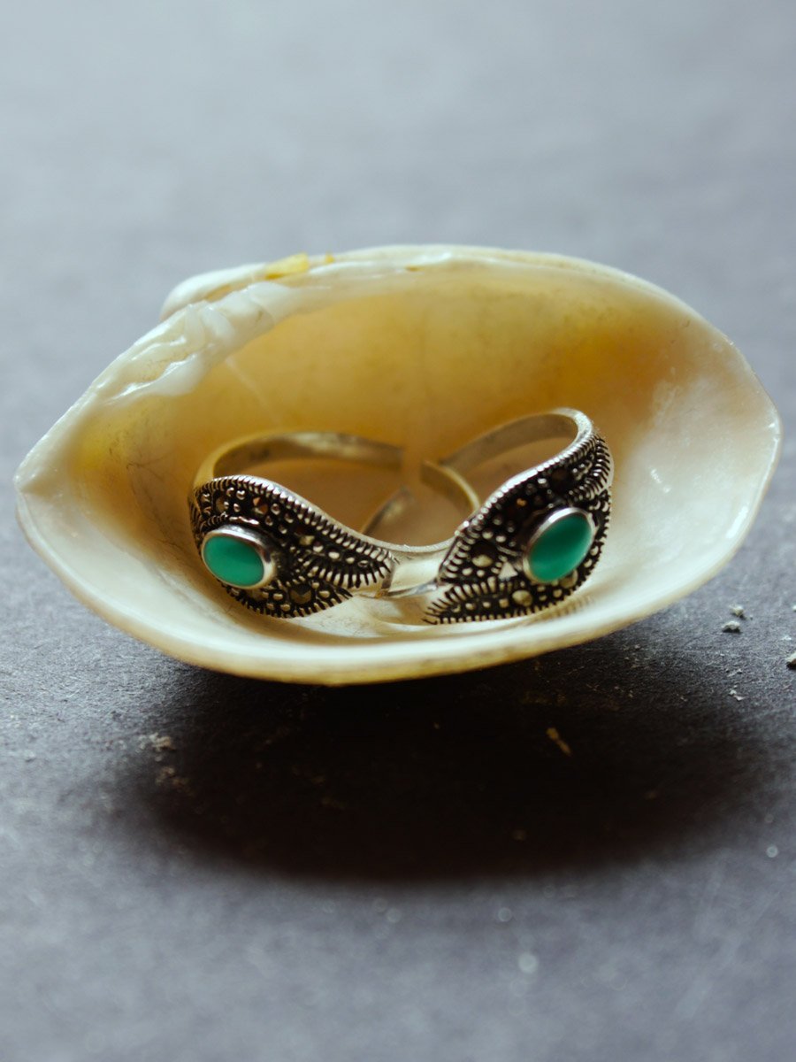 final-green-bead.jpg Green eyes- Jade and Silver Toe rings - Image 1