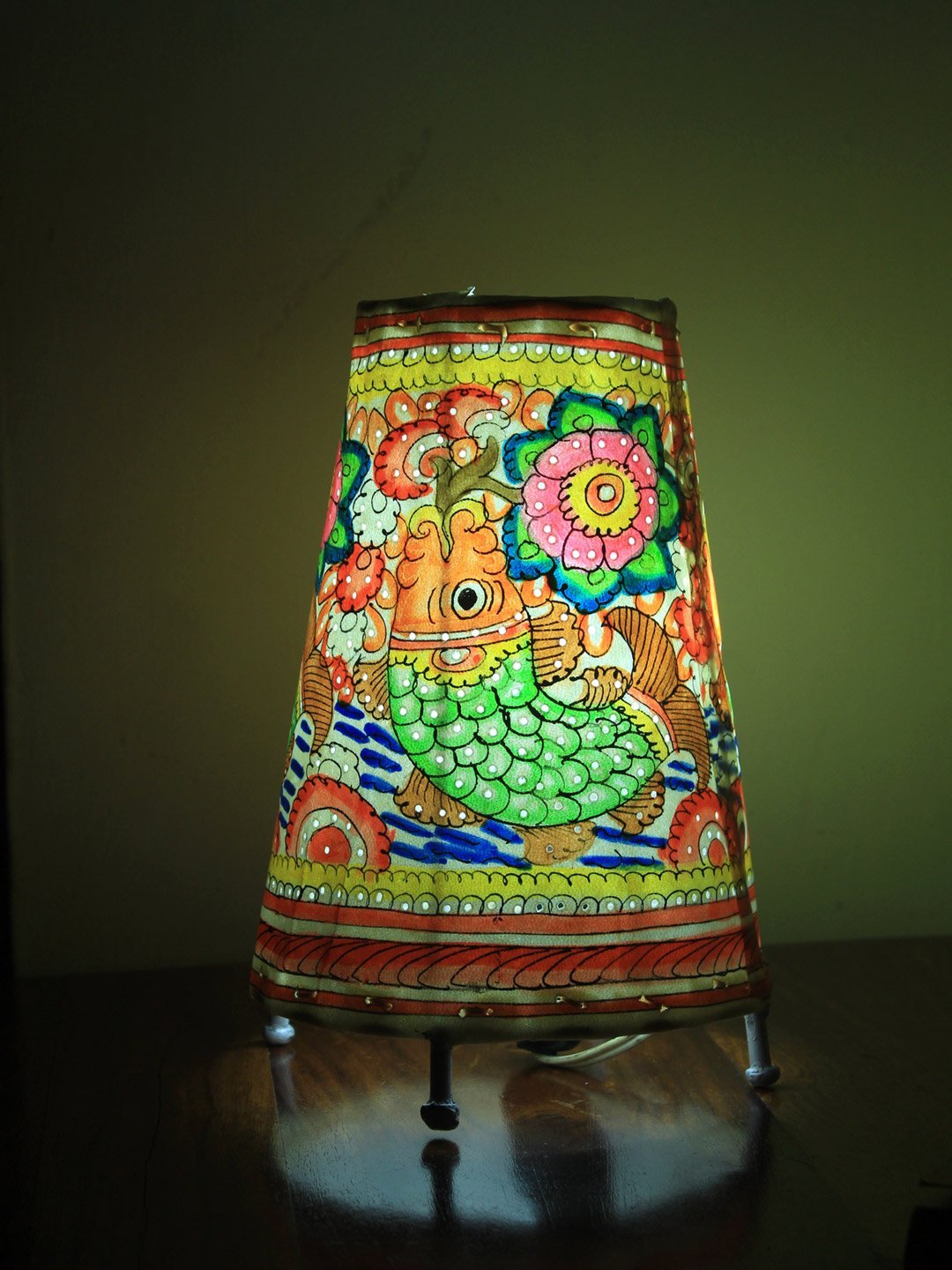 fish-painted-medium-size-tholu-bommalata-table-lamp.jpg Fish painted medium Tholu Bommalata Table lamp - Image 1