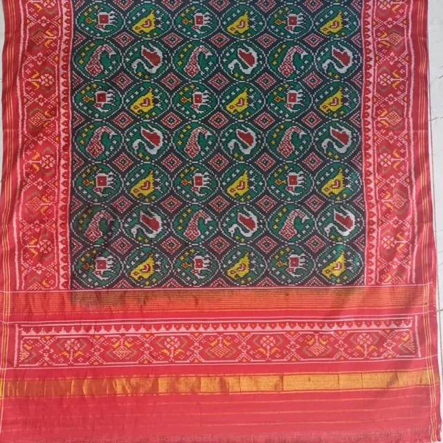 Semi-double ikat Handwoven, Patan patola pure silk dupatta with Red. Yellow, green and off-white traditional motifs, and golden zari border, from Patan Gujarat.

.
Whatsapp: +91-9818036781
.
#patanpatola #patoladupatta #silkdupatta #dupatta #sustainablefashion #ikat #patola #પટોળા #weavesofindia #indiantextiles #shilphaat